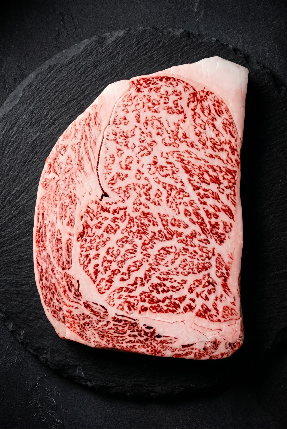 Wagyu A5 Ribeye, 200 gr tek porsiyon, yoğun mermerleşme detayı